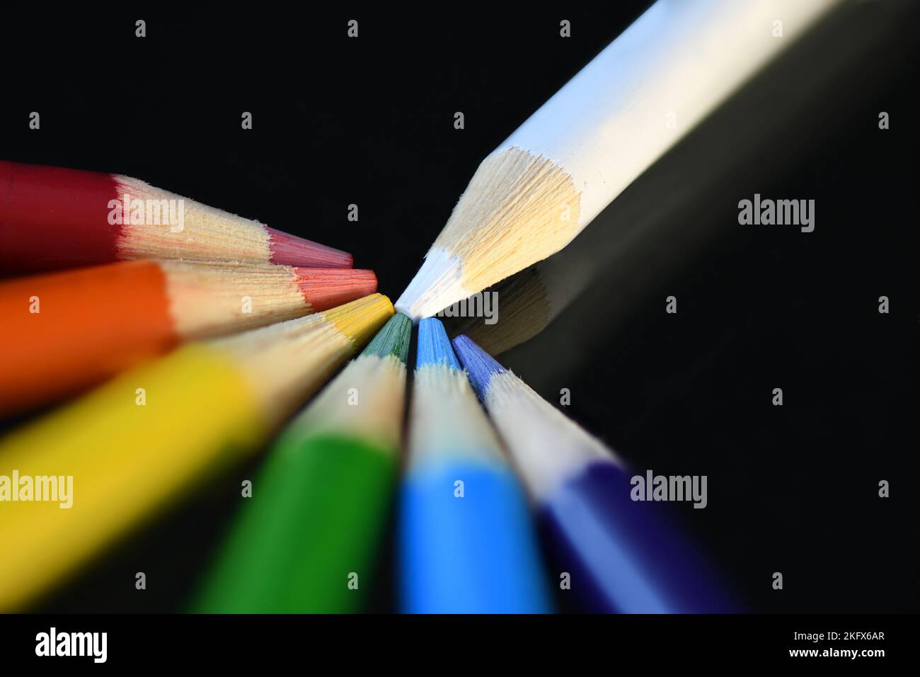 Da bianco a arcobaleno su vetro scuro Foto Stock
