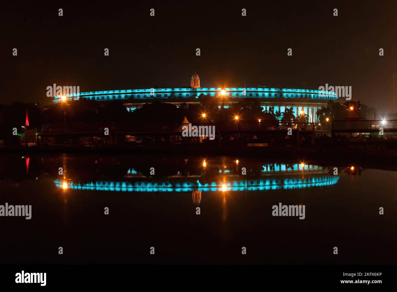 Il Parlamento indiano è illuminato con luce blu alla vigilia della Giornata Mondiale dei Bambini. Il colore blu simboleggia la necessità di prestare attenzione ai diritti di ogni bambino a livello globale. Foto Stock