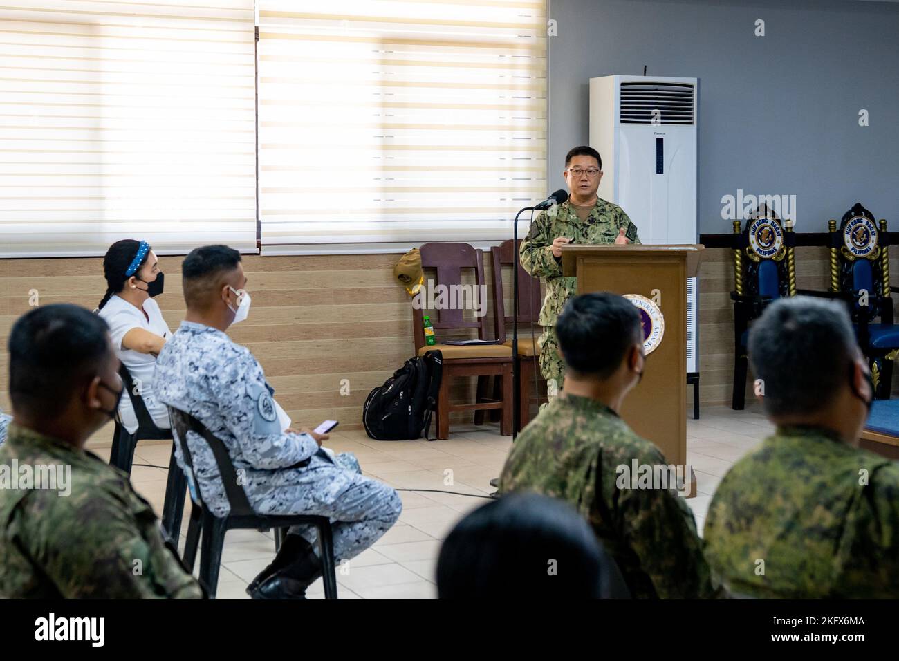 221013-N-DB724-1001 CEBU, Filippine (ott 13, 2022) Capt. Paul Lim, capo assistente del personale per i servizi sanitari, comandante, gruppo di logistica Pacifico occidentale, parla ai marinai dalla marina filippina ed agli airmen dalla forza aerea filippina durante un brief di procedure dentistiche di emergenza durante l'esercitazione Sama Sama-Lumbas 2022 a Cebu, Filippine, ottobre 13. Sama Sama-Lumbas è un esercizio multilaterale e comprende forze provenienti da Filippine, Stati Uniti, Australia, Francia, Giappone, E il Regno Unito ha inteso promuovere la cooperazione regionale in materia di sicurezza, mantenere e rafforzare i partner marittimi Foto Stock