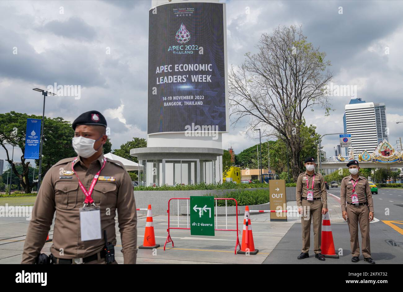 Punto di controllo di sicurezza istituito presso il Centro nazionale convegni Regina Sirikit (QSNCC) di Bangkok, Thailandia, dove si tiene il vertice Asia-PaciﬡH cooperazione economica (APEC) del 2022. 14NOV22 SCMP / Sam Tsang Foto Stock