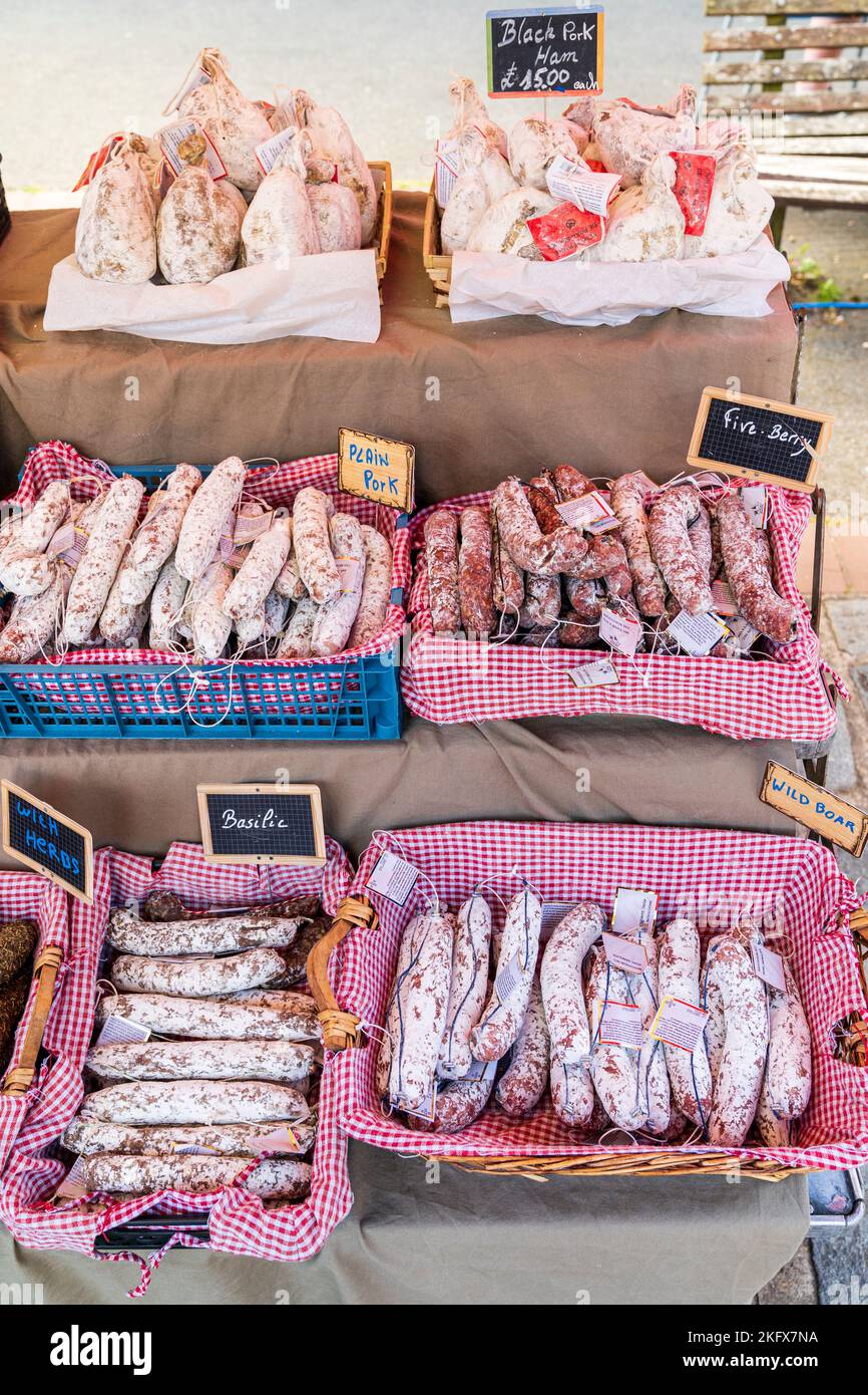Primo piano di vari tipi di salumi di carne essiccata francese sec salsicce, salami, in cesti in vendita su un mercato all'aperto stand. Foto Stock