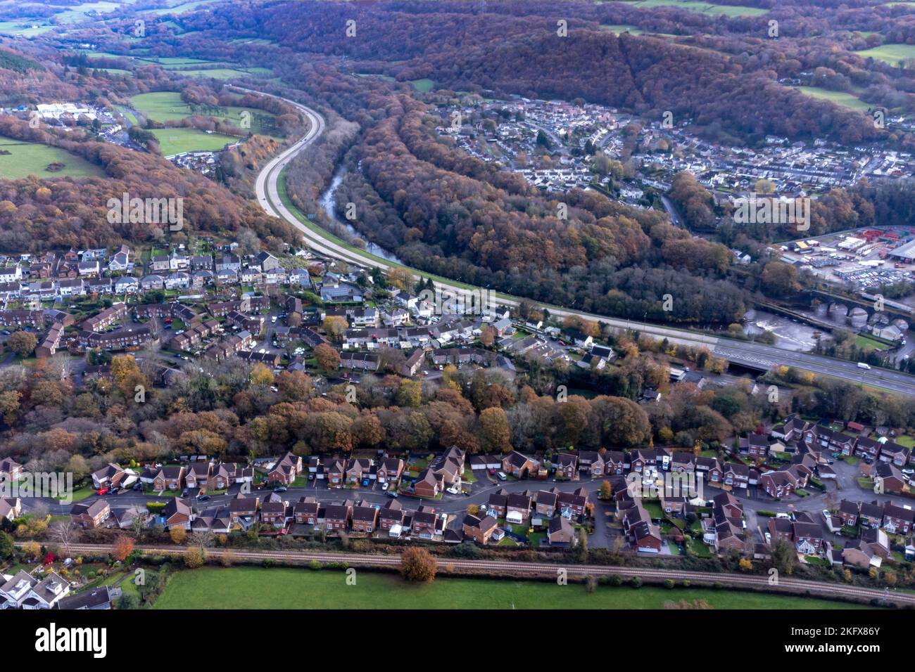 Editoriale Aberdulais, Neath - 16 novembre 2022: Autunno ad Aberdulais in Neath che mostra il A465 come si snoda attraverso la Neath Valley nel Galles del Sud nel Regno Unito Foto Stock