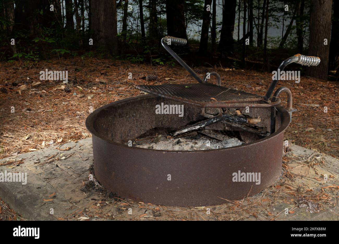 Ristorante grill per falò presso il lago Jordan, nel North Carolina Foto Stock