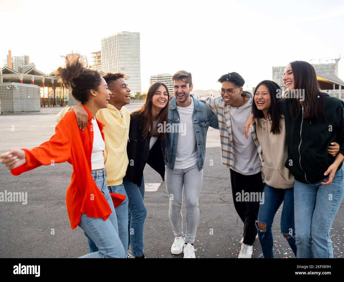 Gruppo di giovani amici diversi che si divertono e ridono in una città Foto Stock