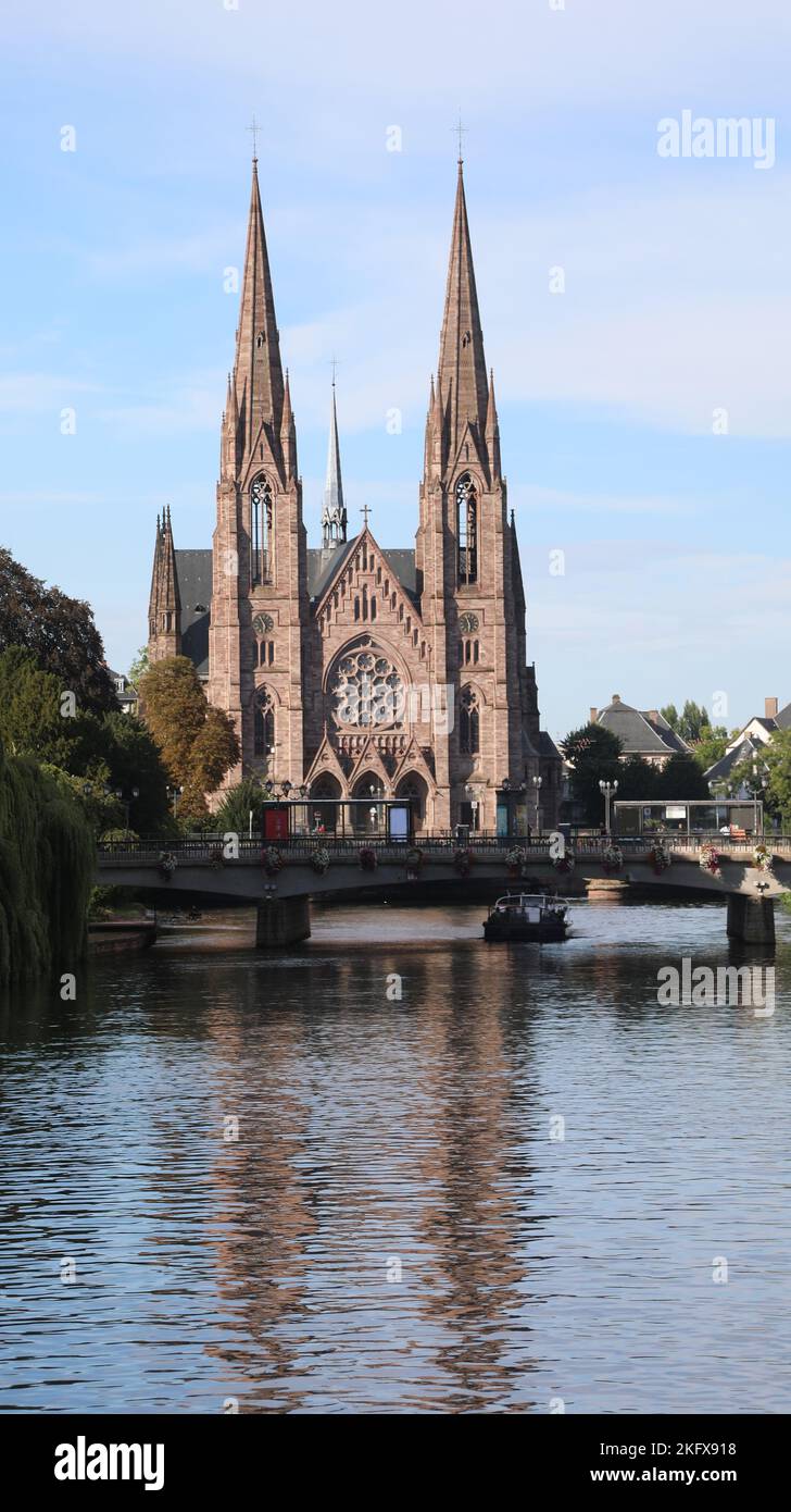 Chiesa di San Paolo nella città di Strasburgo e il fiume NAVIGABILE AMILL in Francia Foto Stock
