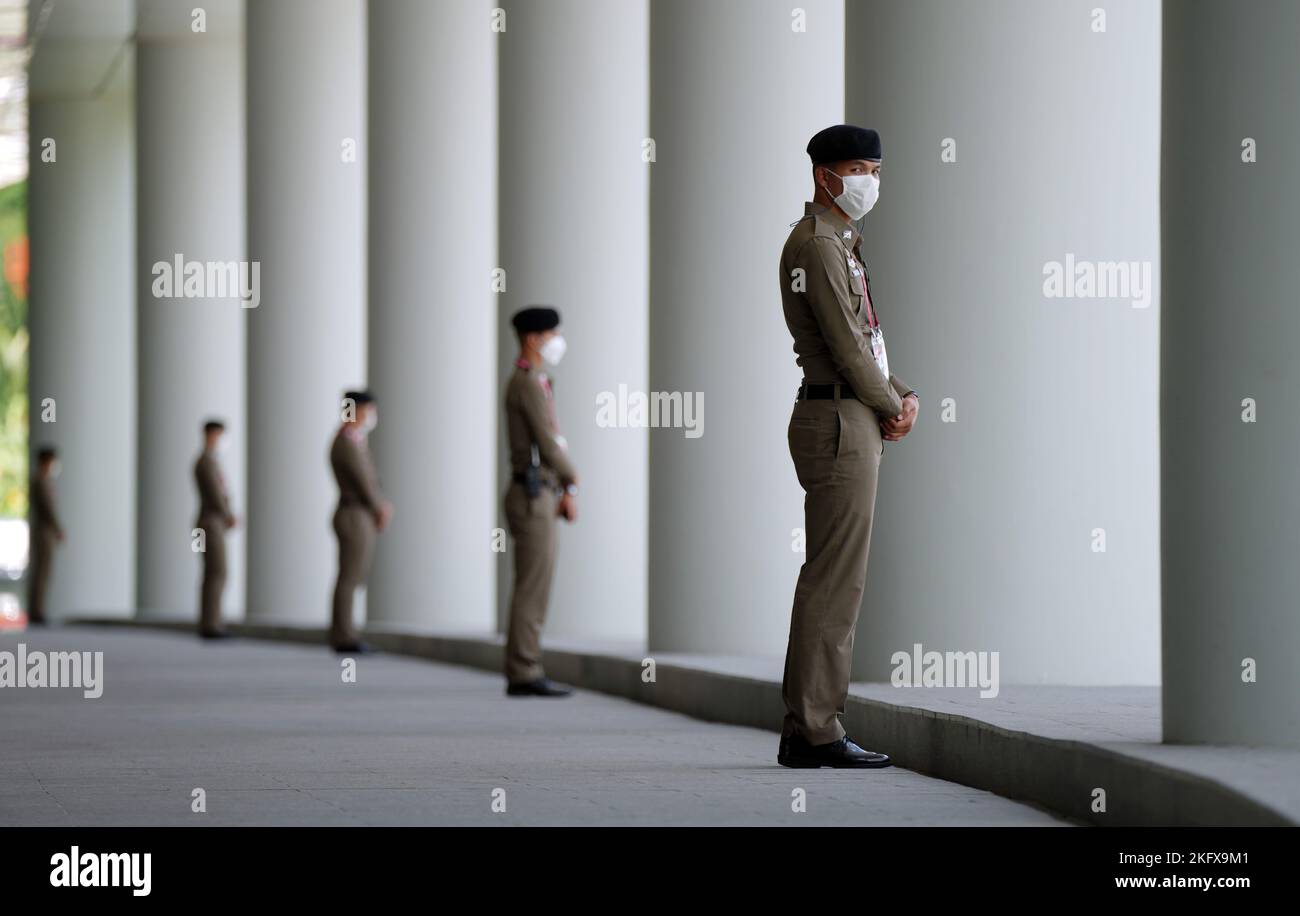 Gli agenti di polizia sono in guardia nel Queen Sirikit National Convention Center, sede del vertice 29th della cooperazione economica Asia-Pacifico (APEC) a Bangkok, Thailandia. 16NOV22 SCMP/Sam Tsang Foto Stock