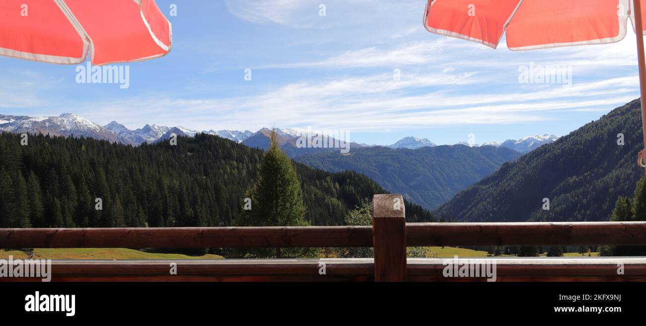 vista sulle montagne dalla terrazza con ombrelloni Foto Stock