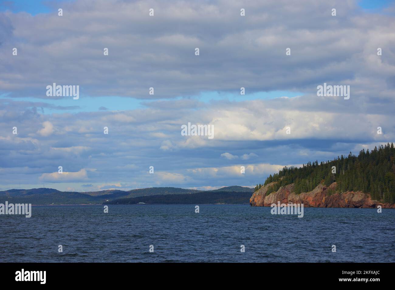Bordo di un'isola in una bella giornata fuori sull'acqua nella baia di Fundy. Foto Stock