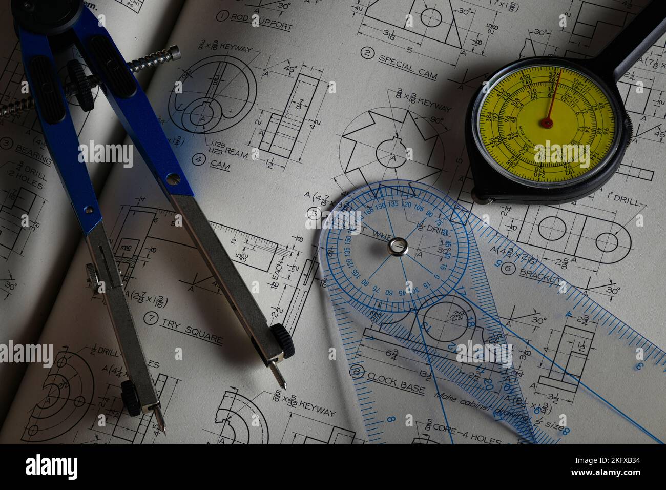 Strumenti di disegno su disegni meccanici Foto Stock