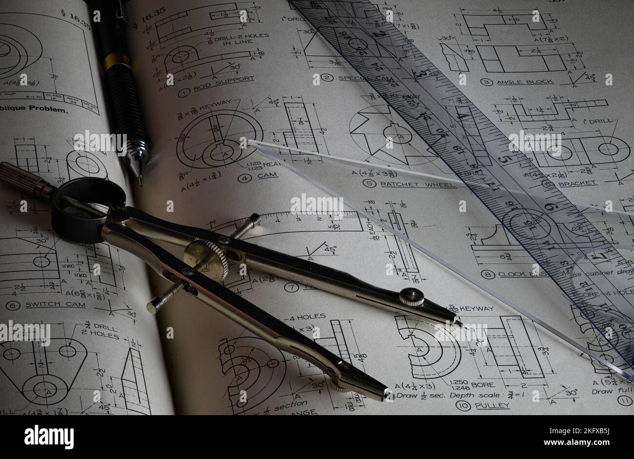 Strumenti di disegno su disegni meccanici Foto Stock