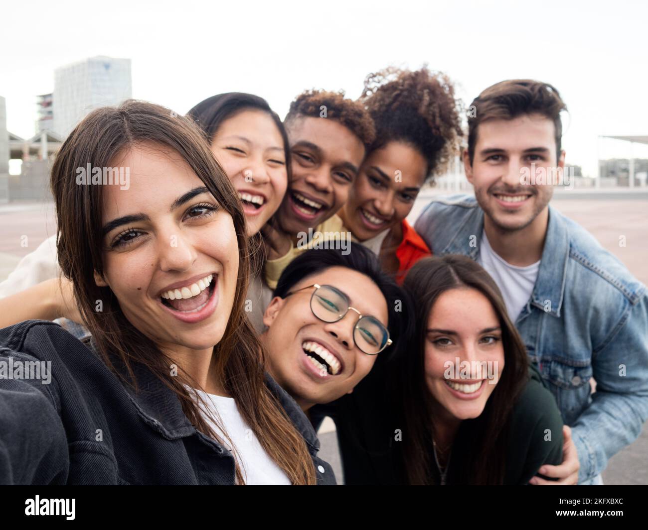 Felice concetto di amicizia diversificata con i giovani che si divertono insieme Foto Stock