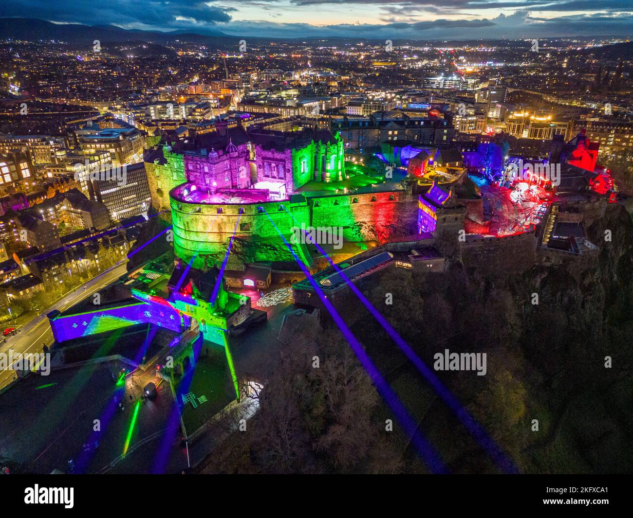 Edimburgo, Scozia, Regno Unito. 20th novembre 2022. Il Castello di Edimburgo è visto illuminato da proiezioni durante lo spettacolo del Castello di luce. Nel terzo anno, il Castello di luce trasforma il Castello di Edimburgo in un “Regno dei colori”. L'evento si svolge fino alla fine di dicembre in determinate notti. Iain Masterton/Alamy Live News Foto Stock
