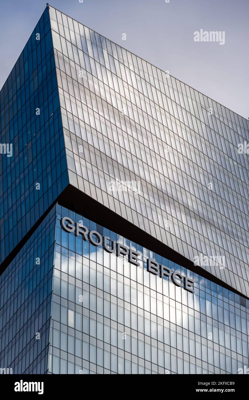 Vista esterna della sede del gruppo bancario francese BPCE, risultante dalla fusione dei gruppi Banque Populaire e Caisse d'Epargne Foto Stock