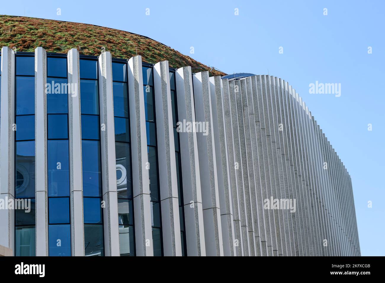 Tetto verde su un edificio a Bruxelles | Toit vegetalise ou toit vert est une toiture recouverte de vegetation comme alternative aux materiaux classq Foto Stock