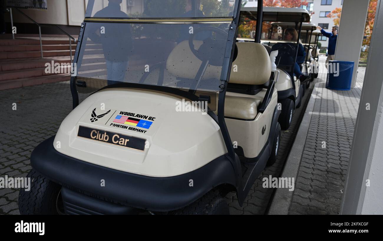 Per la prima volta in RAD di quest'anno, i golf cart donati dal campo da golf Woodlawn della Ramstein Air base sono stati utilizzati per aiutare i pensionati che hanno parcheggiato in un lotto lontano. Foto Stock