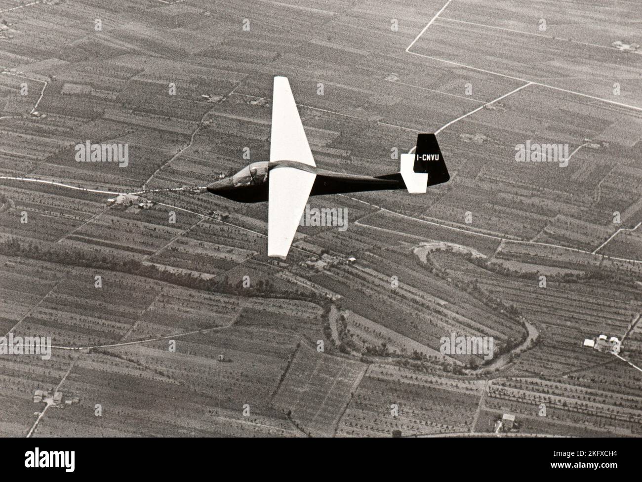 Un aliante sorvola la campagna piemontese (Italia) a metà degli anni cinquanta Foto Stock