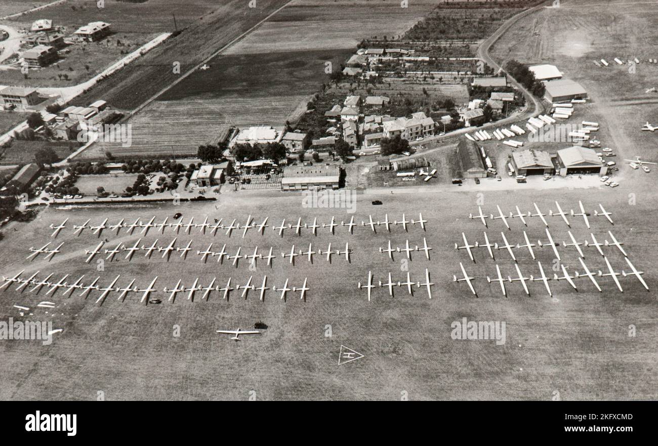 Veduta aerea dell'aeroporto di Rieti con molti alianti pronti per il decollo in una gara di alianti di fine anni '50 (Italia) Foto Stock
