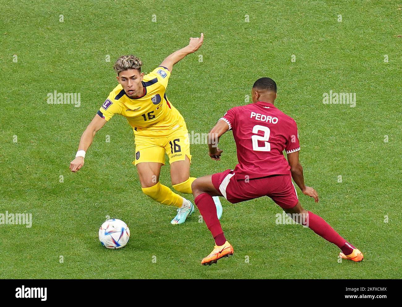 Jeremy Sarmiento dell'Ecuador (a sinistra) e Ro-Ro del Qatar combattono per la palla durante la Coppa del mondo FIFA Group Una partita allo stadio al Bayt, al Khor. Data immagine: Domenica 20 novembre 2022. Foto Stock