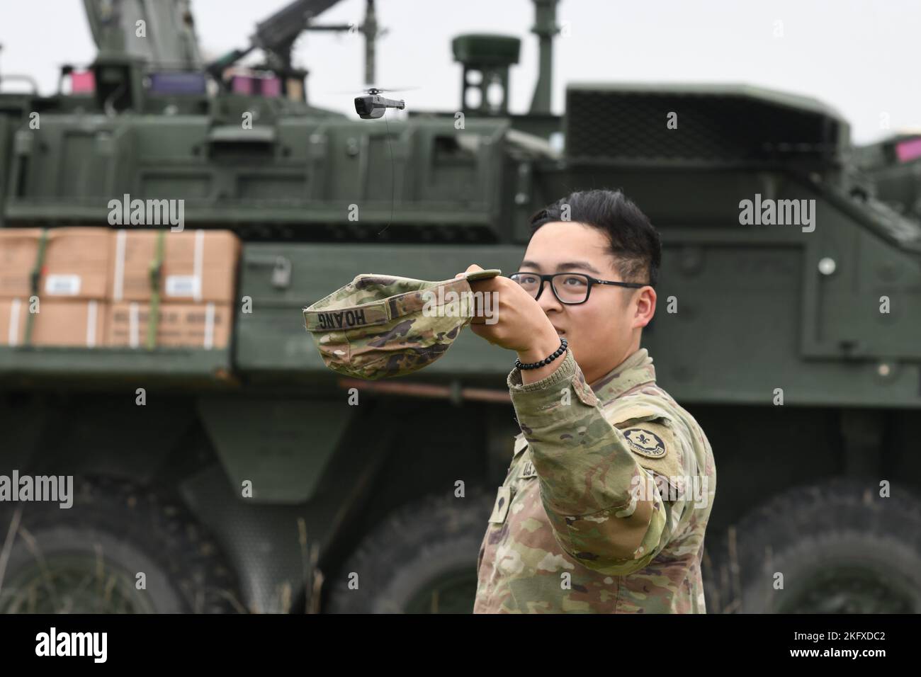 Samuel Hoang, assegnato al Palehorse Troop, 4th Squadron, 2nd Cavalry Regiment, si prepara a prendere un Drone Nano del PD-100 Black Hornet durante un esercizio di addestramento situazionale presso la Grafenwoehr Training area del 7th Army Training Command, Germania, 13 ottobre 2022. 2CR fornisce al 7th ATC una forza letale e agile in grado di dispiegare rapidamente in tutto il teatro europeo al fine di assicurare alleati, scoraggiare gli avversari e, se ordinato, difendere l'alleanza NATO. AlwaysReady,ArmyTechnology,StrongerTogether,USArmy, Foto Stock