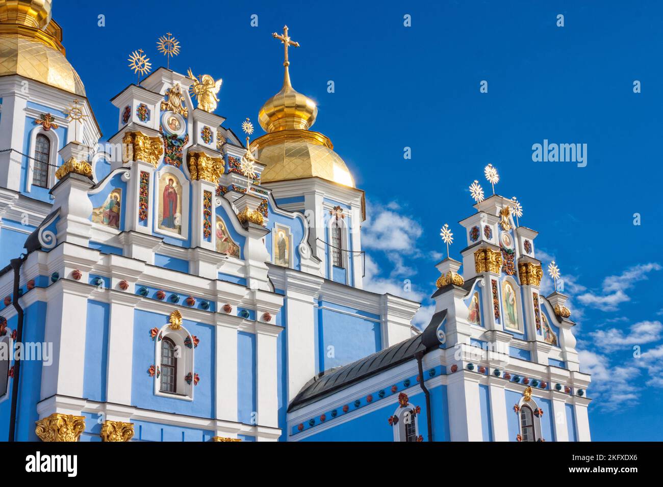 Vista del Monastero di San Michele con la sua cupola dorata, con la cattedrale e il campanile di Kiev, la Chiesa Ortodossa Ucraina - Patriarcato di Kiev, Ucraina Foto Stock