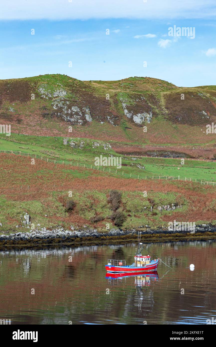 Imbarcazione da pesca sul fiume Drynoch , Isola di Skye , Scozia Foto Stock