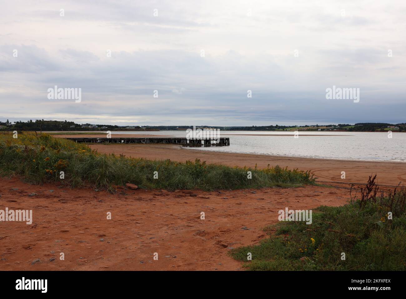 Guardando fuori l'oceano Atlantico dalla spiaggia di sabbia rossa nel Nord rustico, l'Isola del Principe Edoardo. Foto Stock