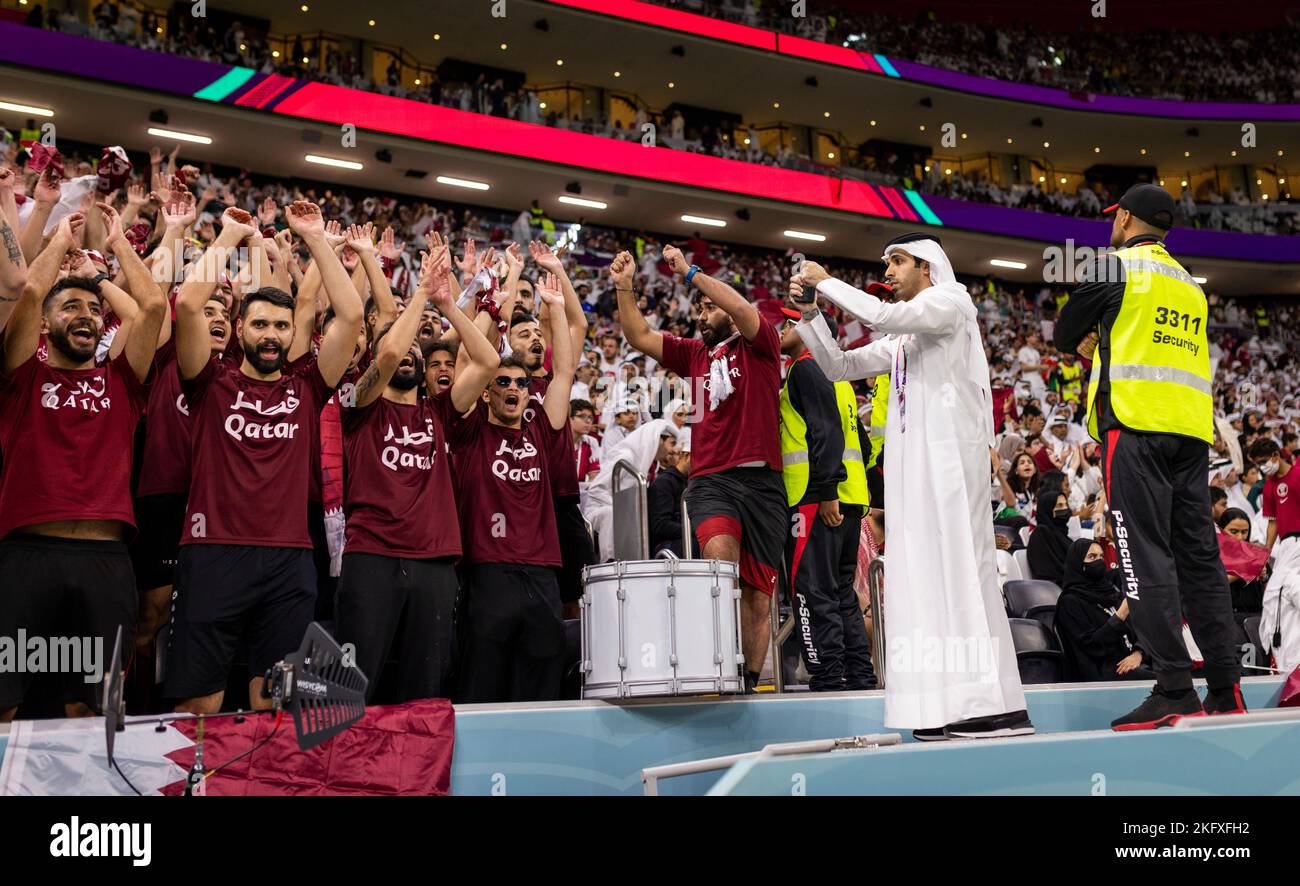 Doha, Qatar. 20th Nov 2022. Ultras of Qatar Qatar - Coppa del mondo Ecuador 2022 in Qatar Credit: Moritz Muller/Alamy Live News Foto Stock