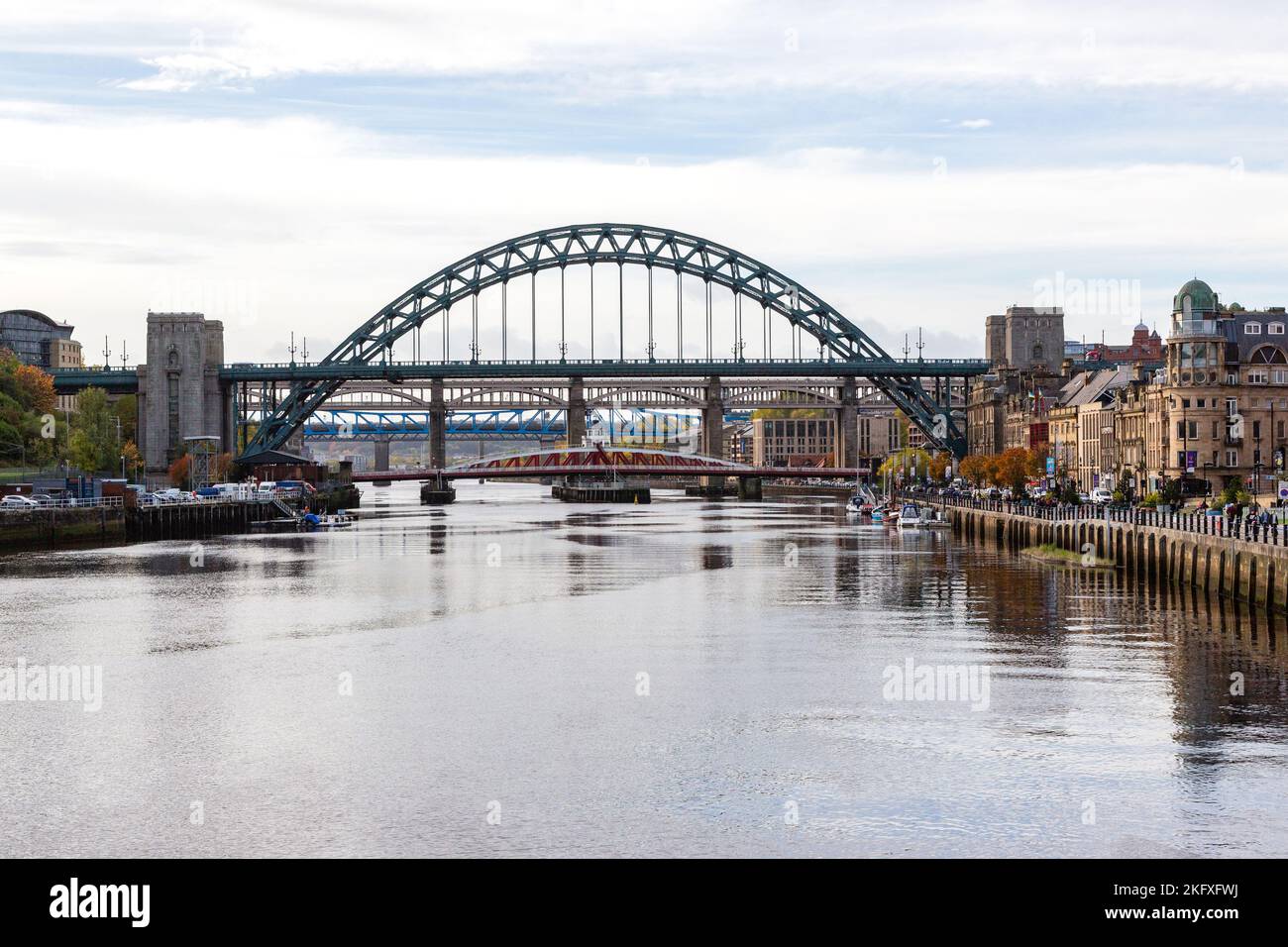 Tyne Bridge attraverso il fiume Tyne tra Gateshead e Newcastle, Inghilterra, Regno Unito. Foto Stock