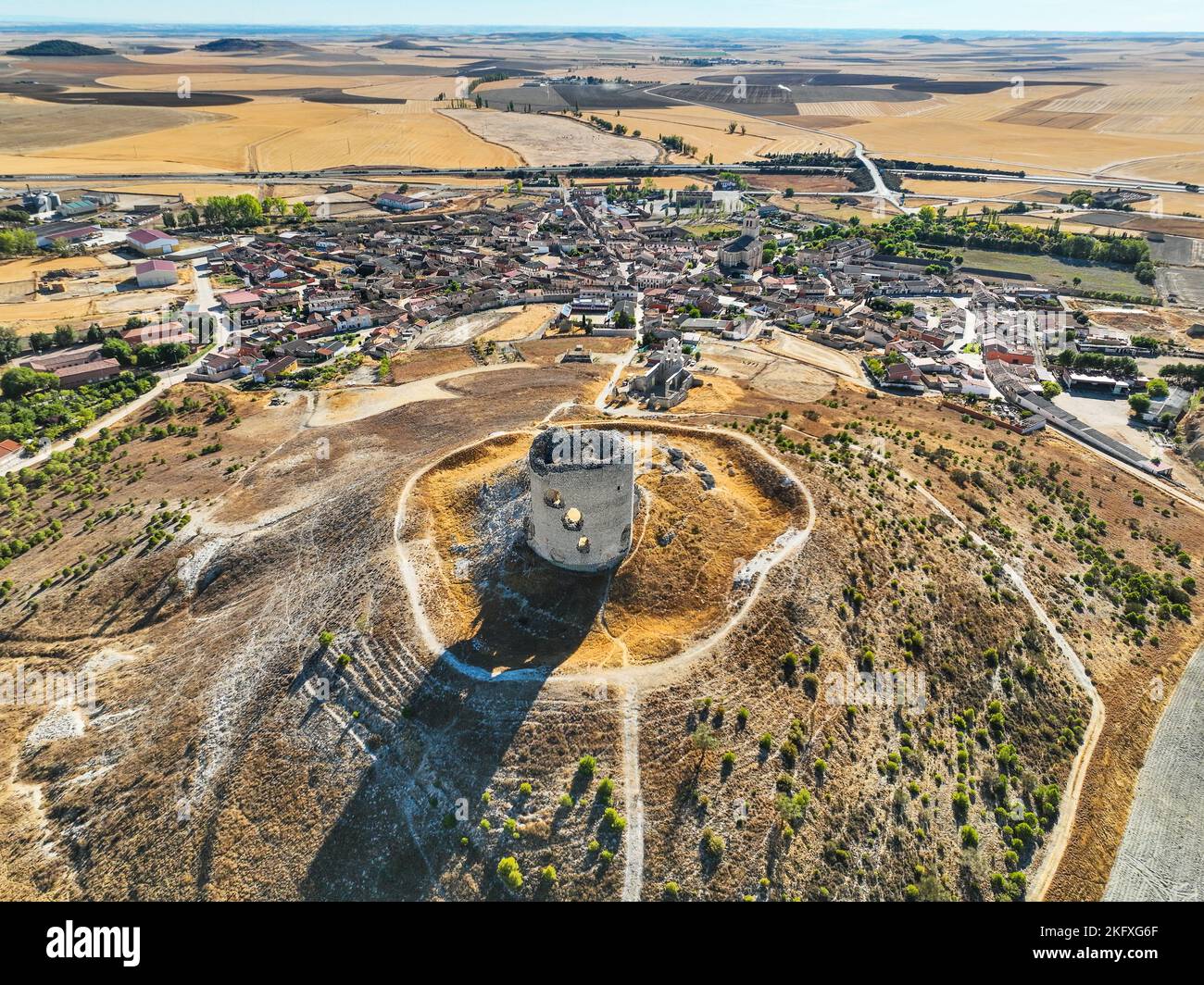 Veduta aerea del piccolo villaggio di Mota del Marqués nella provincia di Valladolid, come si vede dalle rovine del suo castello. Foto Stock