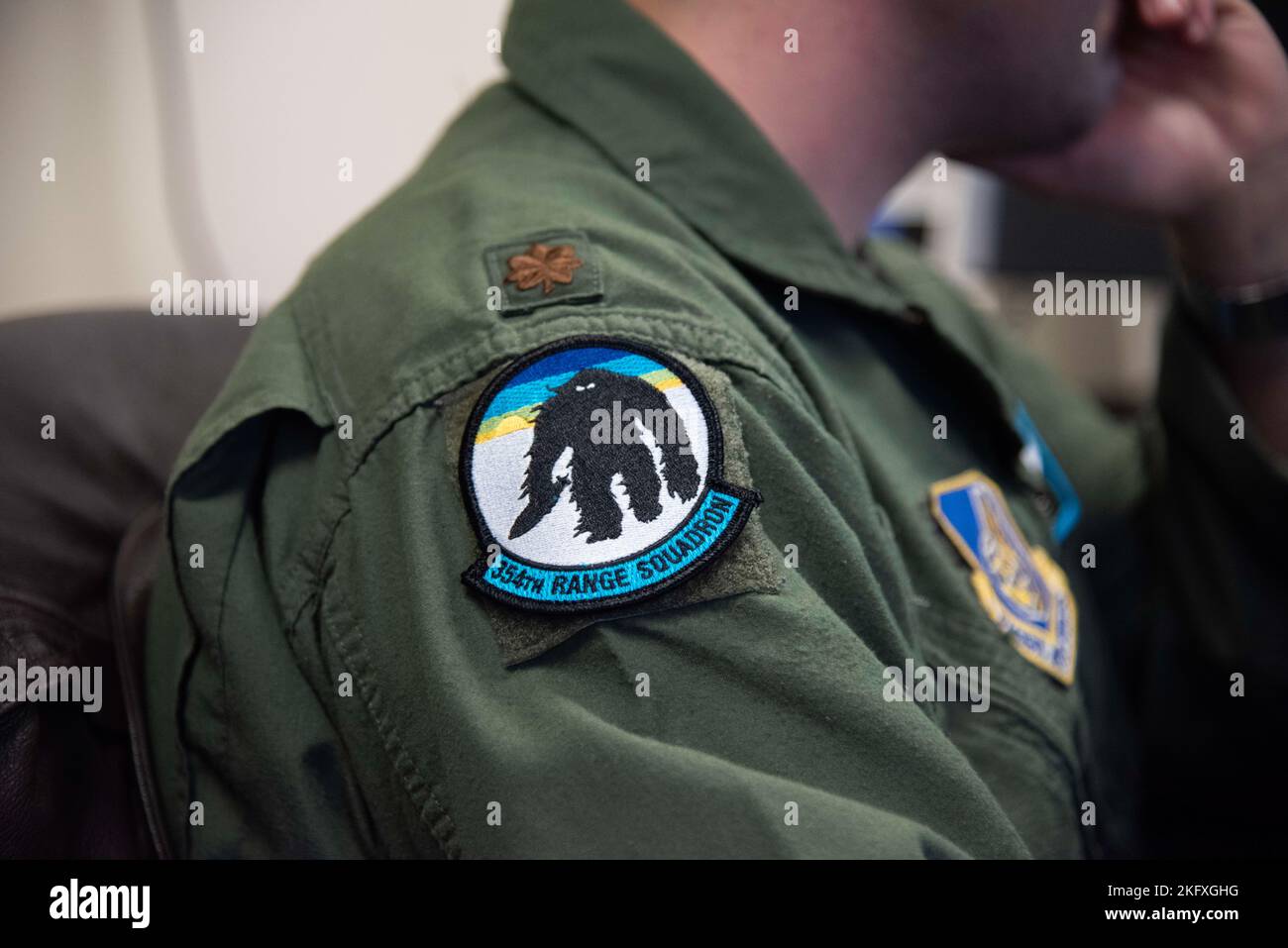 Kyle Allen, 354th Range Squadron (RANS) assistente direttore delle operazioni, lavora al suo computer presso la base dell'aeronautica militare di Eielson, Alaska, 12 ottobre 2022. Il 354th RANS è responsabile della loro sezione del Joint Pacific Alaska Range Complex, che è chiamato R22-11 o Blair Lakes, e condivide il resto del parco con l'esercito degli Stati Uniti. Foto Stock