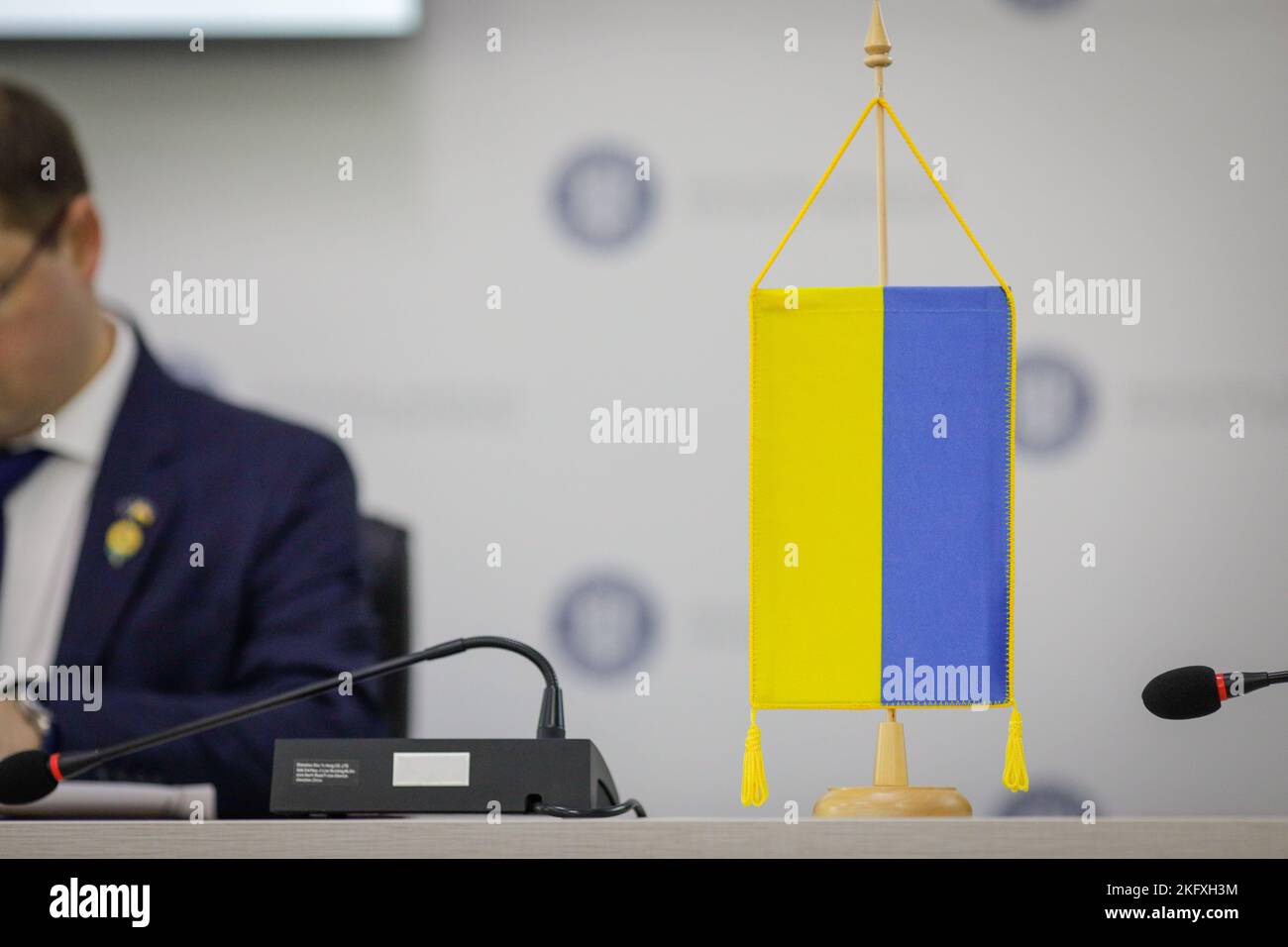 Profondità di campo bassa (focus selettivo) dettagli con una bandiera Ucraina durante una conferenza stampa. Foto Stock