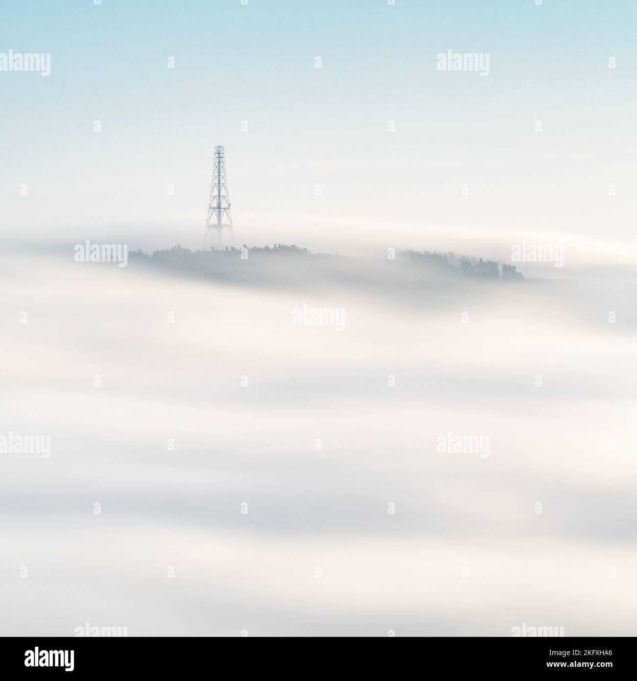 Il montante radio in cima a Norwood Edge è visibile sopra un mare ondulato di nebbia durante un'inversione di temperatura autunnale nella Valle di Washburn. Foto Stock