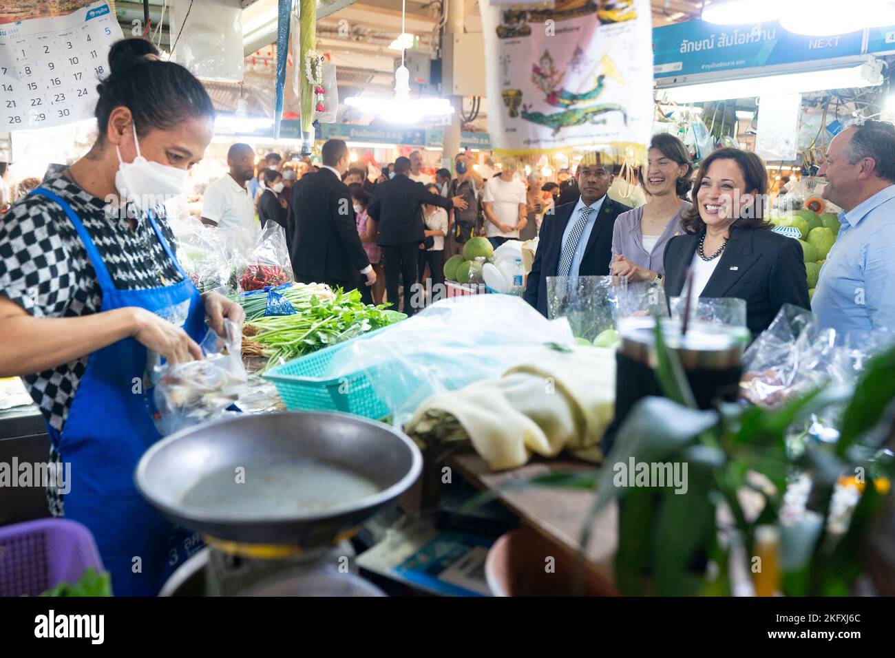 Bangkok, Thailandia. 20th Nov 2022. Il Vice Presidente degli Stati Uniti Kamala Harris, a destra, e il secondo Gentleman Doug Emhoff si fermano in una stalla all'aperto dopo il Vertice APEC, il 20 novembre 2022, a Bangkok, Thailandia. Il Vice Presidente ha attraversato il mercato tradizionale parlando con i negozianti e ha acquistato pasta di curry verde tailandese da portare a casa. Credit: Lawrence Jackson/White House Photo/Alamy Live News Foto Stock