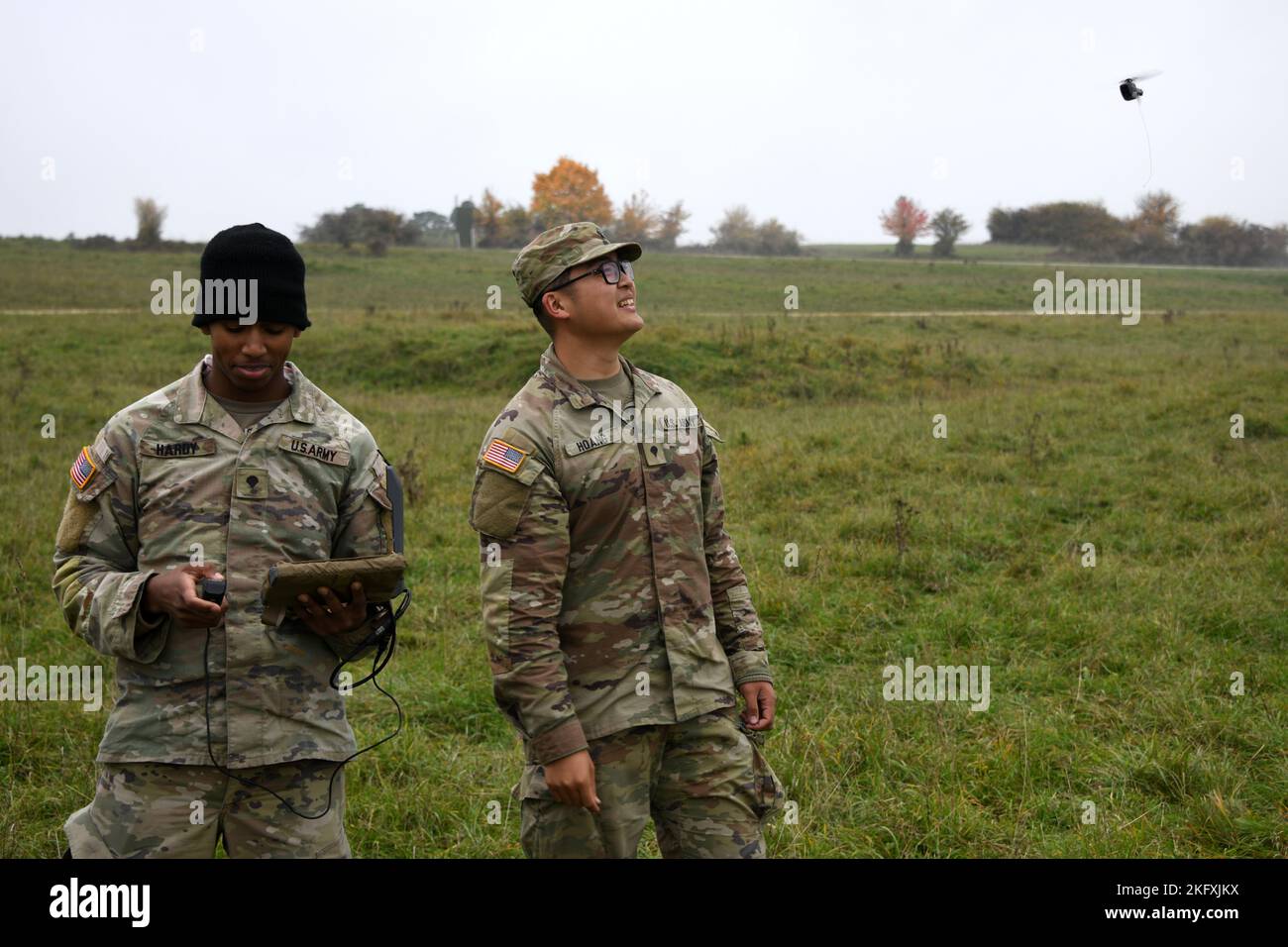 Soldati statunitensi assegnati al Palehorse Troop, 4th Squadron, 2nd Cavalry Regiment, pilotano il PD-100 Black Hornet Nano veicolo aereo senza equipaggio durante l'addestramento Sergeants Time presso la Grafenwoehr Training area, Germania, 13 ottobre 2022. Il Black Hornet fornisce supporto per la sorveglianza e la ricognizione fornendo consapevolezza situazionale sul campo di battaglia. 2CR,7ATC,EUCOM,StrongerTogether,Esercito militare, Foto Stock
