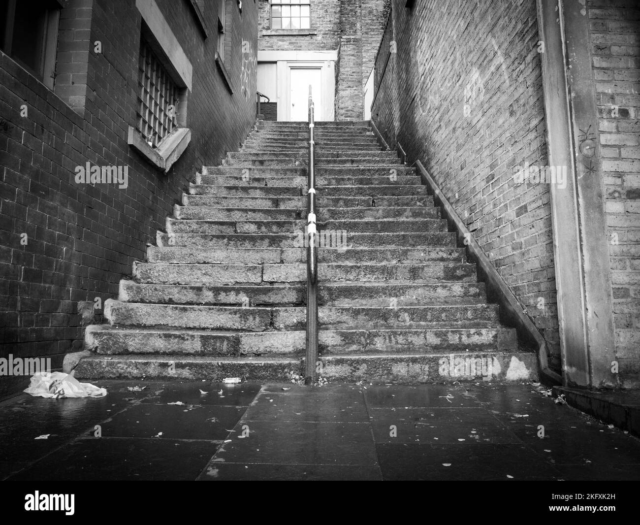 Una scala in scala di grigi di una scala nella città di Newcastle su un molo Foto Stock
