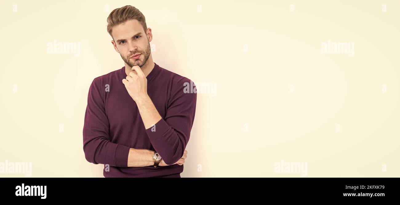 Barbering è uno stile di vita. L'uomo serio tocca il mento non rasato. Restate aggiornati nel barbering. Uomo volto ritratto, banner con spazio copia. Foto Stock
