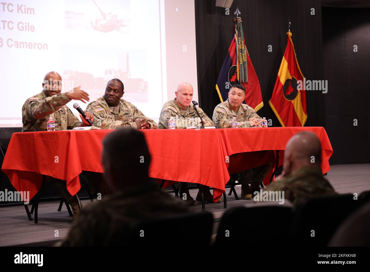 (Da sinistra a destra) il Col. Thurman McKenzie, Chief Warrant Officer 3 Calvin Cameron, il Col. Mark Gile e il Col. Chin U Kim, conducono una discussione di gruppo sugli incendi di divisione e sull'artiglieria di divisione. Al General Vessey Readiness Center di Arden Hills, Minnesota, la 34th Division Artillery (DIVARTY) ha tenuto un Simposio inaugurale sui fuochi e un simultaneo Master Gunner Event il 13 ottobre 2022. L'intento degli eventi era quello di condividere le Best practice e fornire un punto di partenza per integrare le risorse di intelligence negli incendi, nonché stabilire le Best practice per il futuro come ulteriore G nazionale Foto Stock