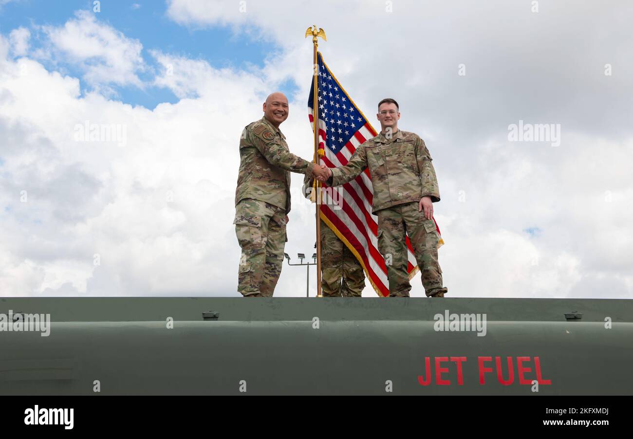 U.S. Air Force Brig. Il genere Jimmy R. Canlas, comandante dell'energia dell'agenzia di logistica di difesa, scuote le mani con un Airman di preparazione di logistica di 628th dopo il suo re-arlistment alla base congiunta Charleston, Carolina del Sud, 13 ottobre 2022. Durante la sua visita, Canlas incontrò e riconobbe il Team Charleston Airmen. Foto Stock