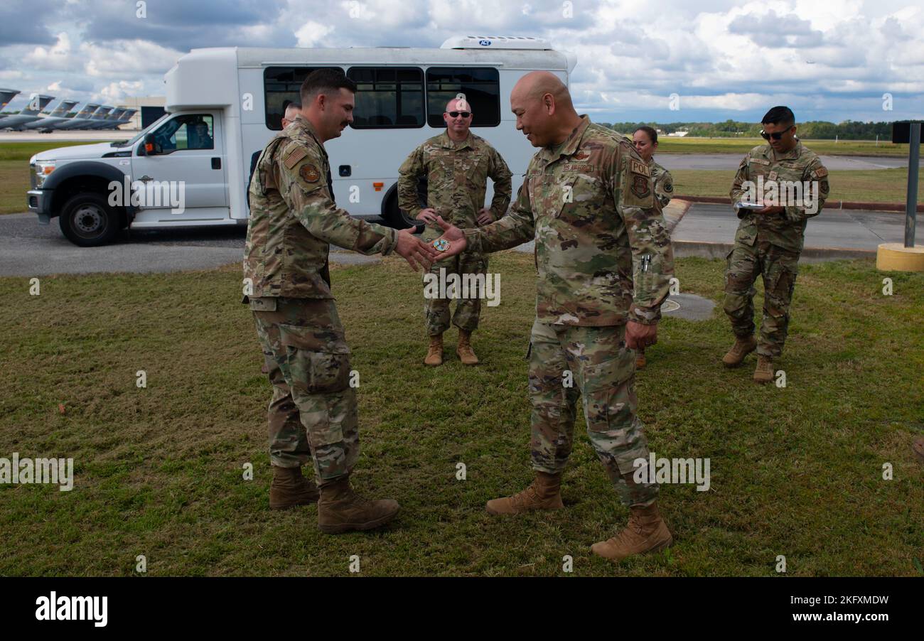 U.S. Air Force Brig. Il genere Jimmy R. Canlas, comandante di energia dell'agenzia di logistica di difesa, monete a 628th logistica Readiness Squadron Airman alla base congiunta Charleston, Carolina del Sud, 13 ottobre 2022. Durante la visita a JB Charleston, Canlas ha coniato diversi Airmen e li ha riconosciuti per il loro duro lavoro e i loro risultati. Foto Stock