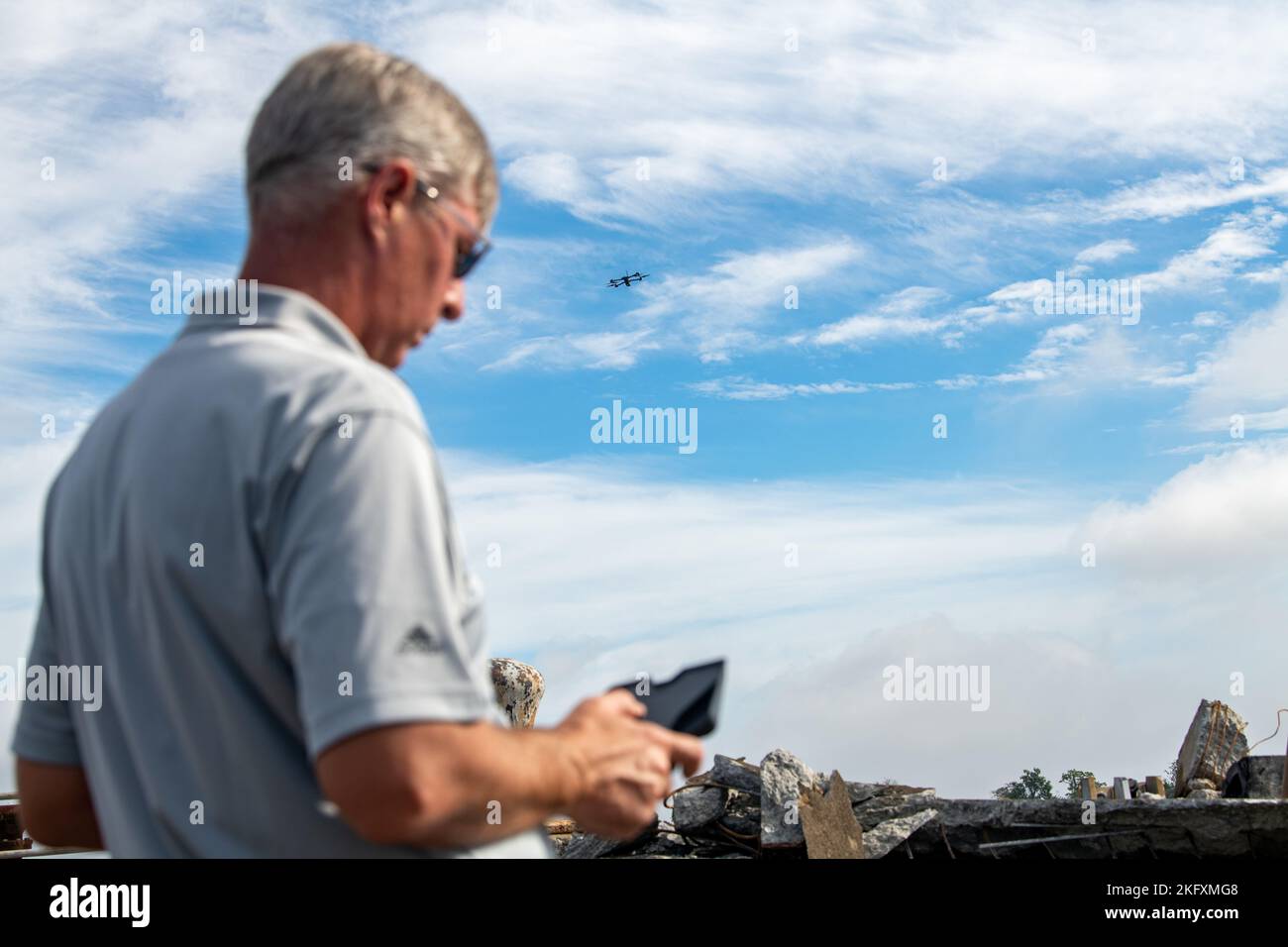 Jermy Anderson, analista geospaziale presso l'ufficio di integrazione geospaziale dell'Air Force Civil Engineer Center, ha istituito un drone su Pier Bravo presso la Naval Weapons Station della Joint base Charleston, South Carolina, 13 ottobre 2022. Anderson e il suo team hanno utilizzato una varietà di strumenti digitali per tracciare Pier Bravo. Foto Stock