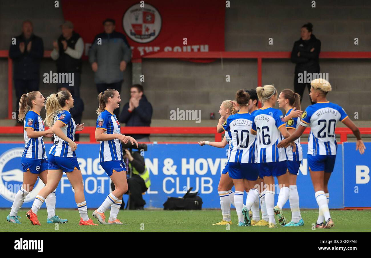 OBIETTIVO: Katie Robinson di Brighton & Hove Albion le donne festeggiano con i compagni di squadra durante la partita della Super League delle donne Barclays tra Brighton e Albion Foto Stock