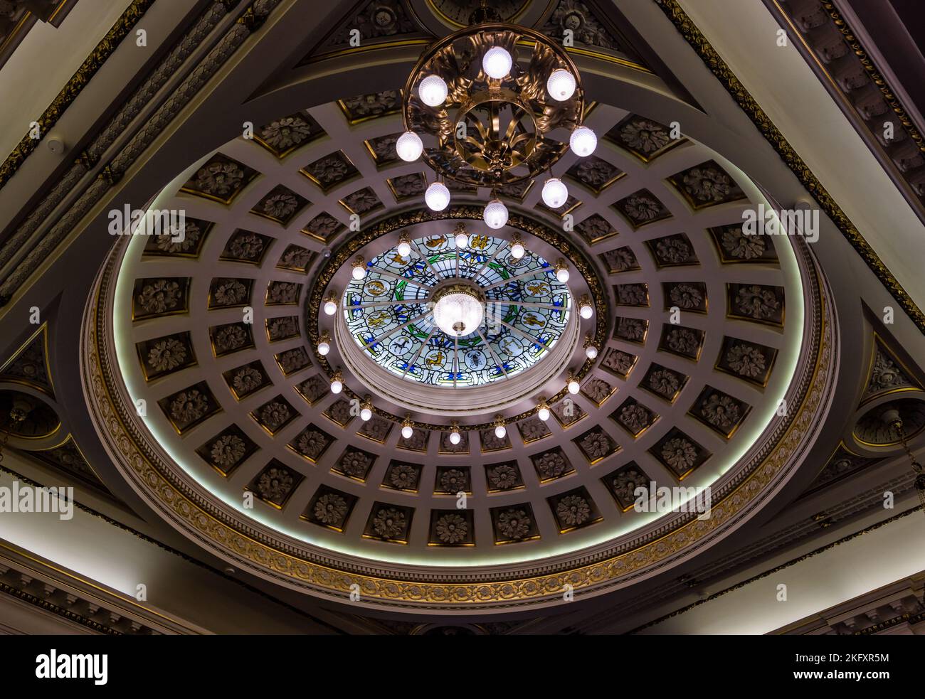 Soffitto e luci ornati a cupola nella sala City Chambers council, Edimburgo, Scozia, Regno Unito Foto Stock