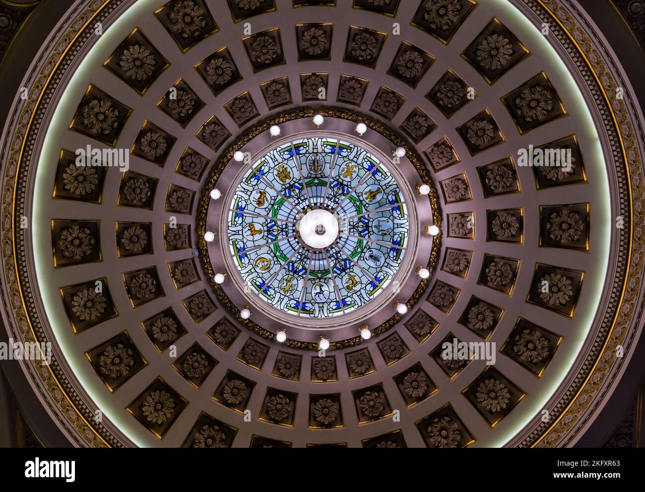 Soffitto e luci ornati a cupola nella sala City Chambers council, Edimburgo, Scozia, Regno Unito Foto Stock