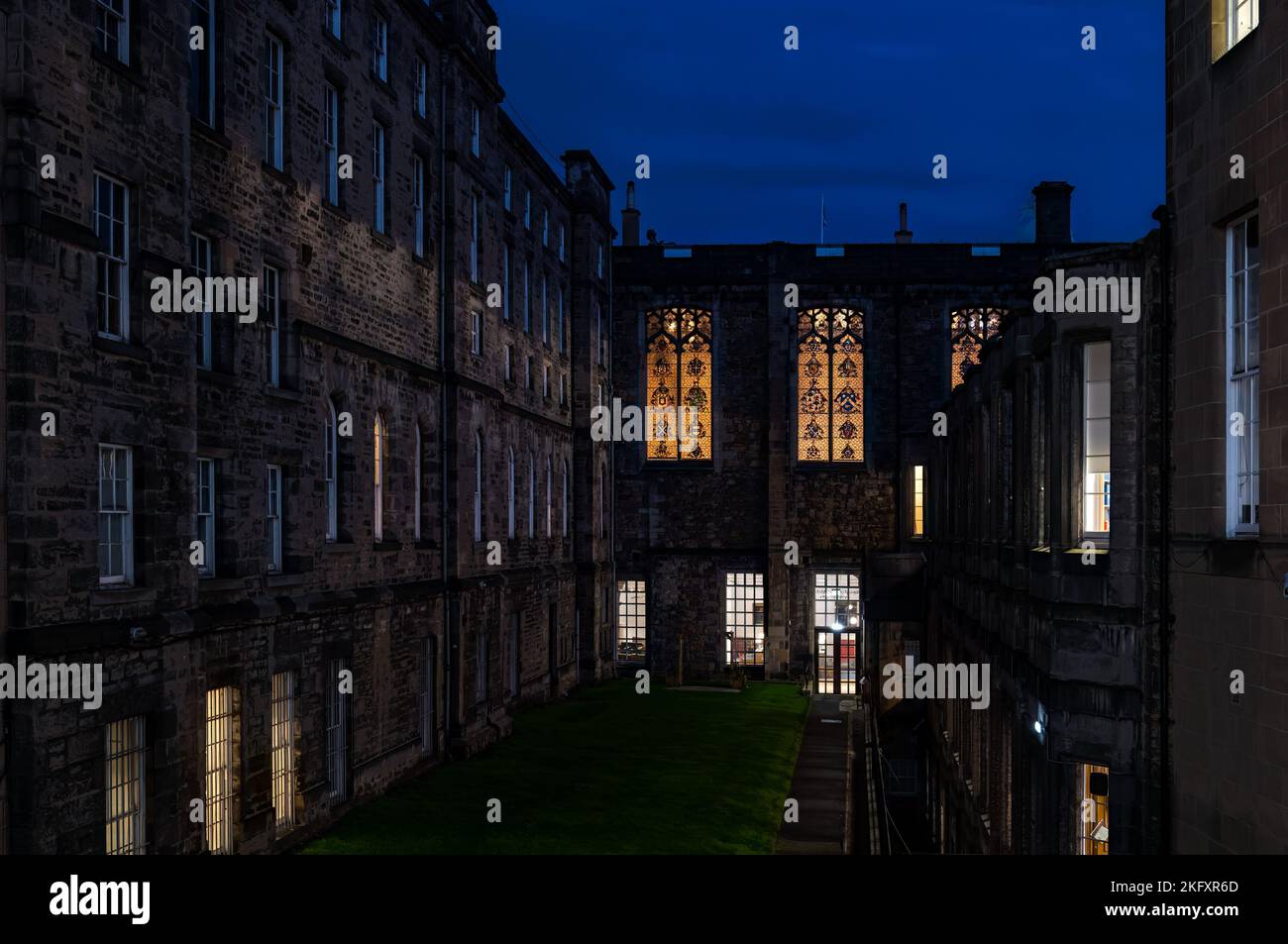 Vista esterna delle vetrate di notte, Parlamento, Corte di sessione, Edimburgo, Scozia, REGNO UNITO Foto Stock