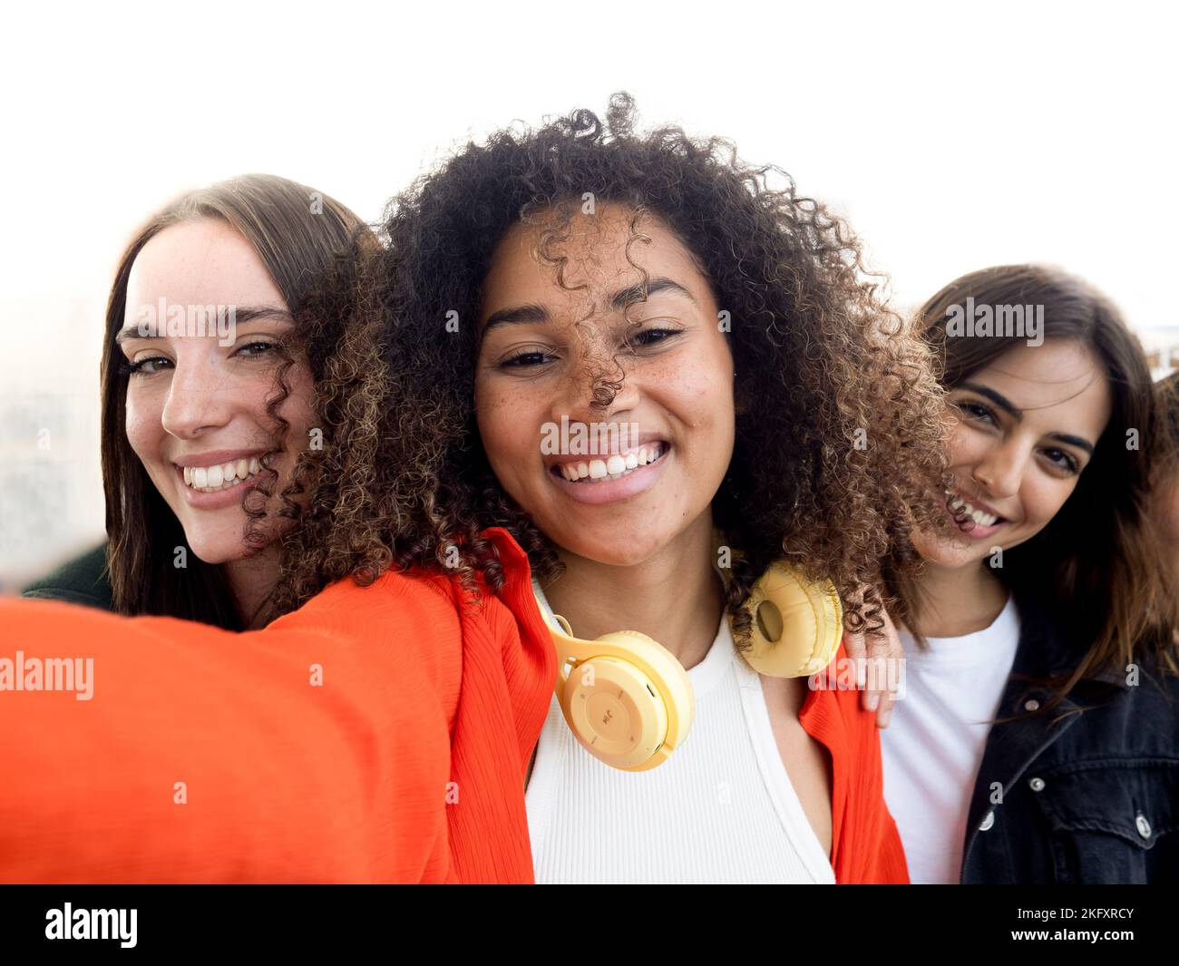 Tre giovani amici multietnici che si divertono. Prospettiva selfie Foto Stock