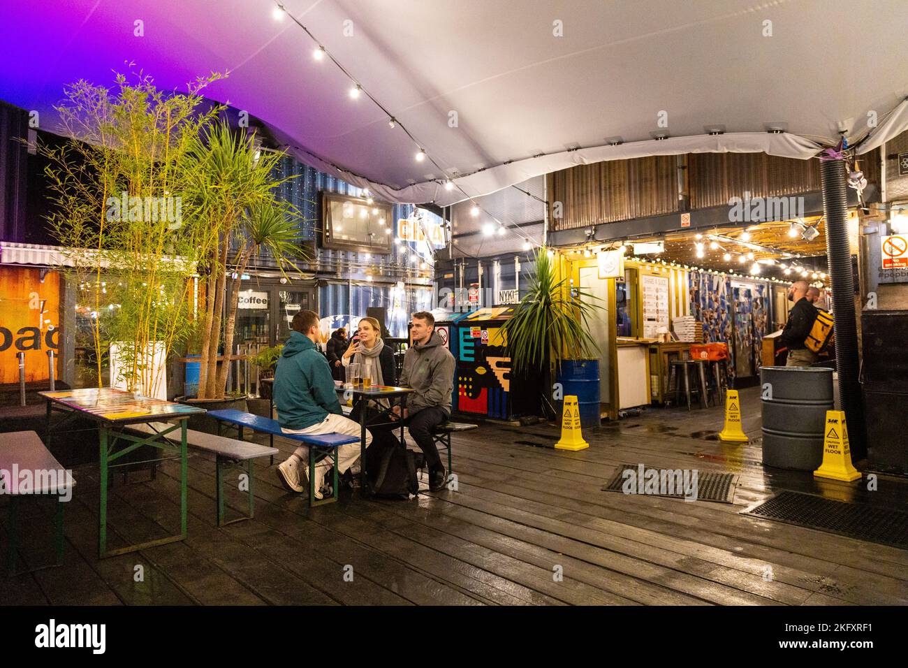 Interno di Pop Brixons spedizione contenitore alimentare mercato, Londra, Regno Unito Foto Stock