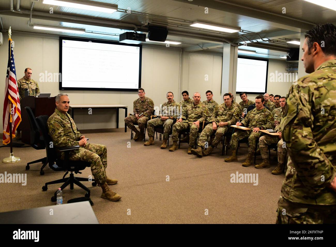 Senior Enlisted Advisor del Presidente Ramón 'CZ' Colón-López visita lo Squadrone di salvataggio 57th alla base aerea di Aviano, Italia, 13th ottobre 2022. Uno dei ruoli principali del SEAC è quello di sviluppare e migliorare la formazione militare professionale congiunta arruolata, questo è raggiunto viaggiando in tutto il Dipartimento della Difesa osservando l'istruzione, la formazione e la comunicazione con la forza totale. Foto Stock