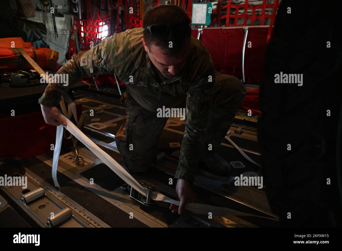 Tecnico. SGT. Michael Gesford, 26th Expeditionary Rescue Squadron (ERQS) loadmaster, strap giù un Search and Rescue Tactical Vehicle (SRTV) su un HC-130J Combat King II, in una posizione non divulgata, 13 ottobre 2022. La missione principale del personale ERQS è condurre operazioni di recupero del personale in ambienti ostili per recuperare personale isolato durante il conflitto. Gli SRTV possono essere utilizzati per velocizzare la risposta nel recupero di personale isolato. Foto Stock
