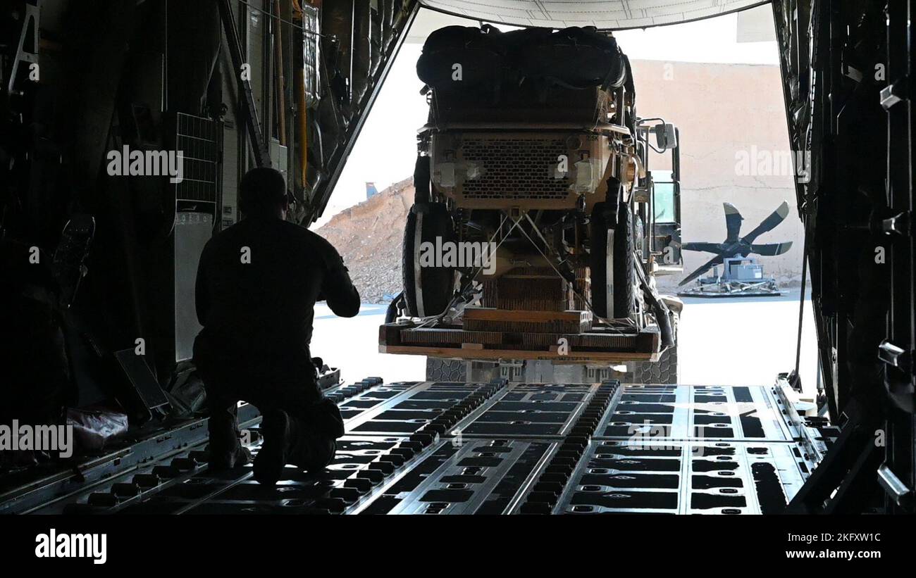 Tecnico. SGT. Michael Gesford, 26th Expeditionary Rescue Squadron (ERQS) loadmaster, guida un veicolo tattico di ricerca e salvataggio (SRTV) su un HC-130J Combat King II, in un luogo non divulgato, 13 ottobre 2022. La missione principale del personale ERQS è condurre operazioni di recupero del personale in ambienti ostili per recuperare personale isolato durante il conflitto. Gli SRTV possono essere utilizzati per velocizzare la risposta nel recupero di personale isolato. Foto Stock
