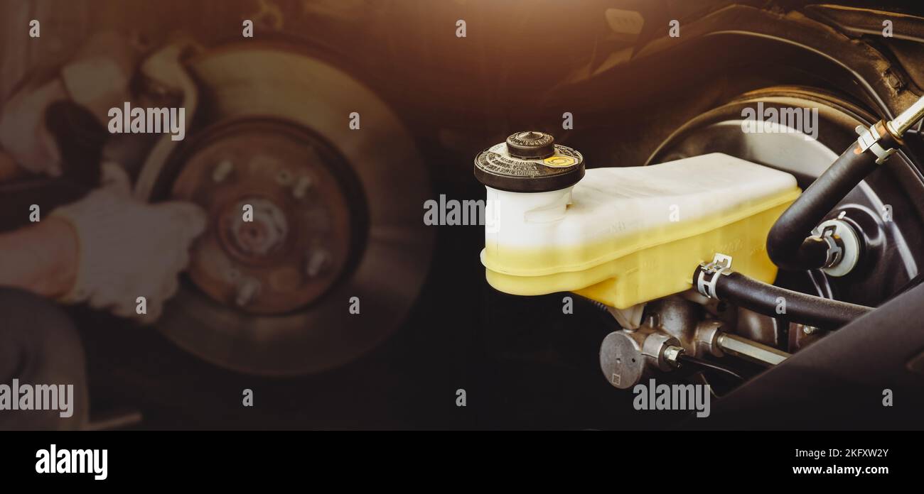 Serbatoio del liquido freni dell'impianto frenante dell'auto con un freno a disco che ripara la doppia esposizione sfocata sullo sfondo Foto Stock